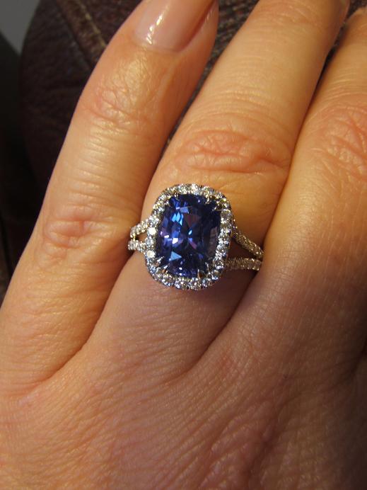 What size diamonds for this Halo (surrounding 2ct Cushion Sapphire